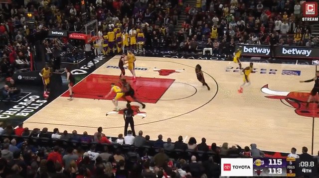 星空体育官网入口-连犯大错葬送比赛！湖人名宿炮轰詹姆斯：你在搞啥？